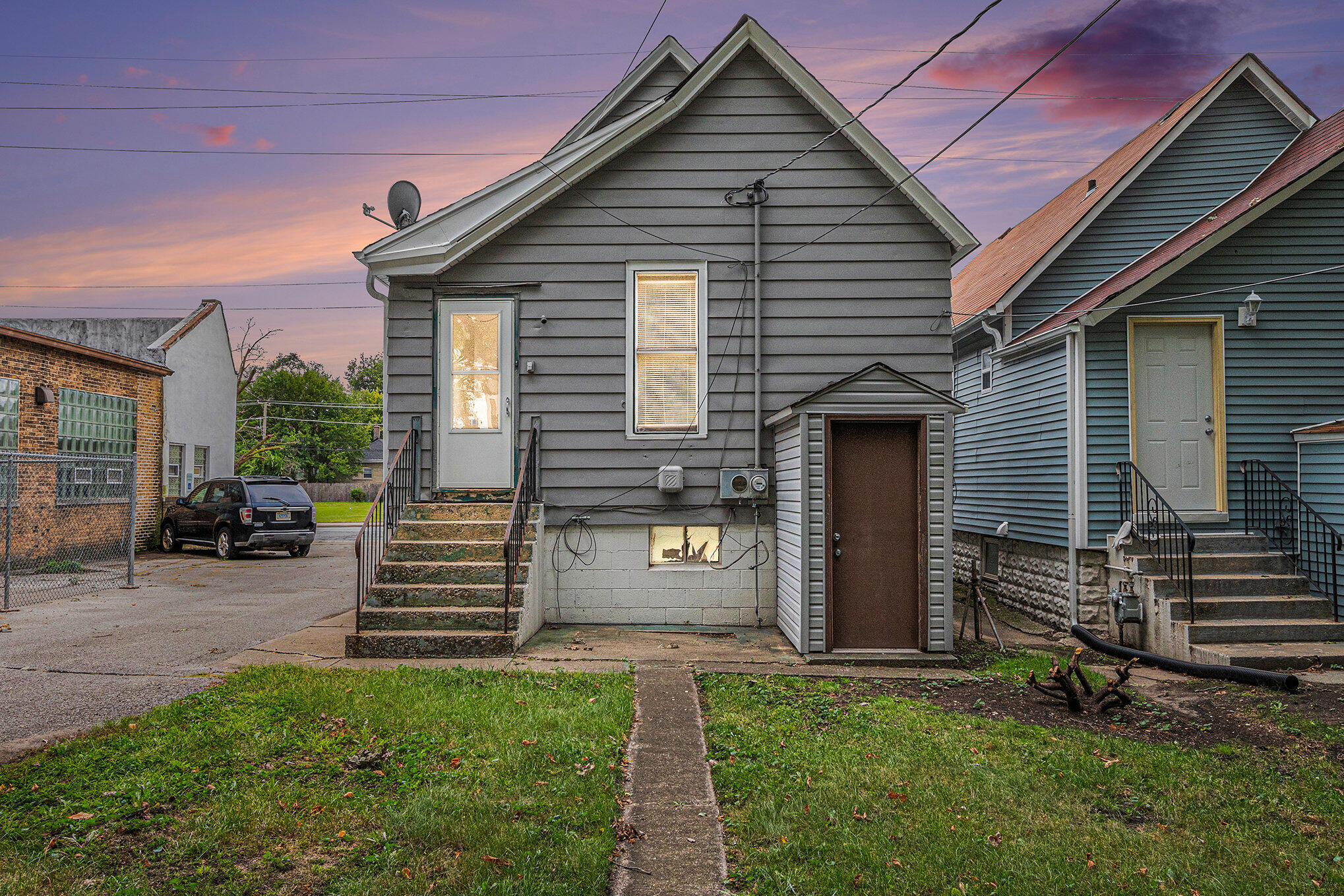 5259 State Line Avenue Hammond, IN 46320 - Photo 2 of 17 a front view of a house with a garden