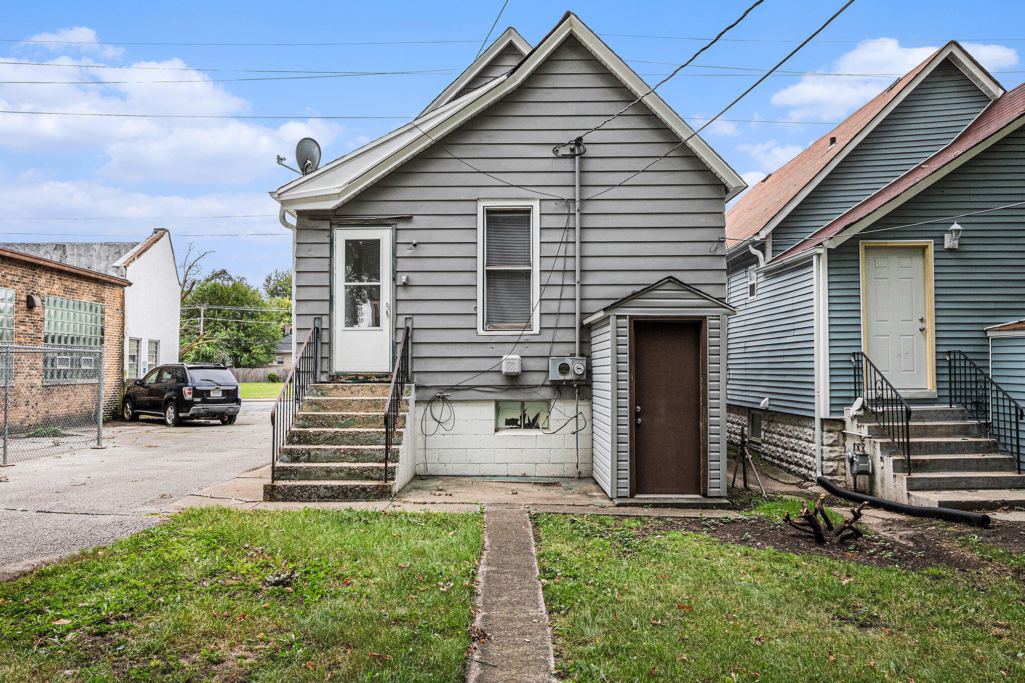5259 State Line Avenue Hammond, IN 46320 - Photo 3 of 17 a front view of a house with a yard