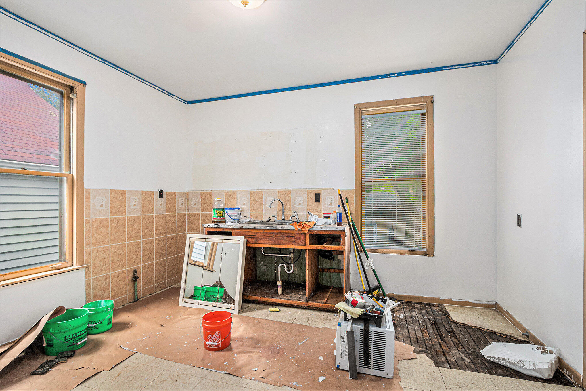 5259 State Line Avenue Hammond, IN 46320 - Photo 5 of 17 a view of a living room and balcony