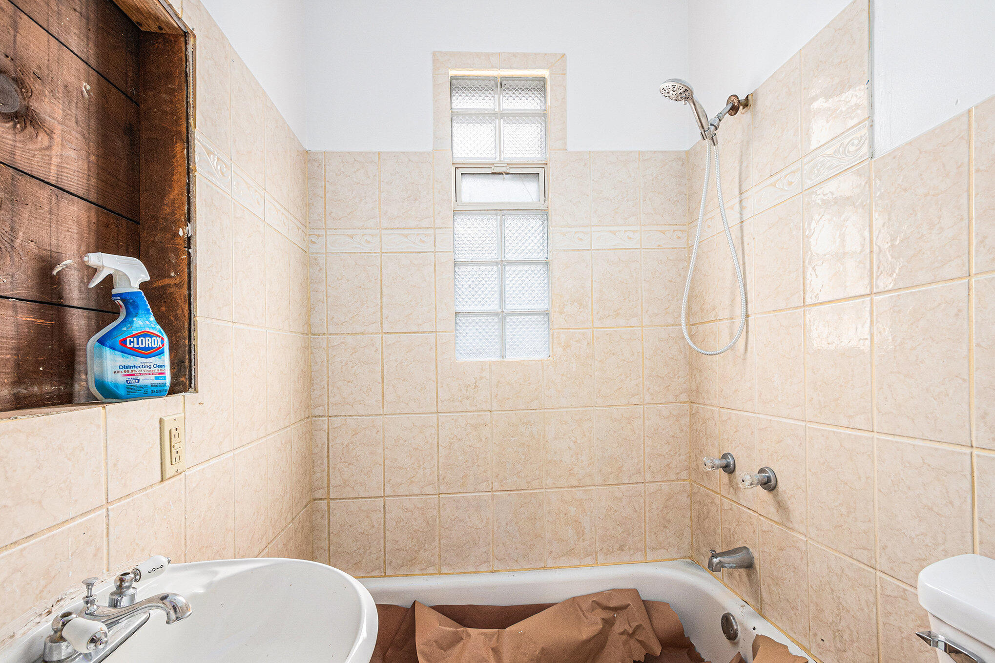 5259 State Line Avenue Hammond, IN 46320 - Photo 9 of 17 a bathroom with a bathtub and shower