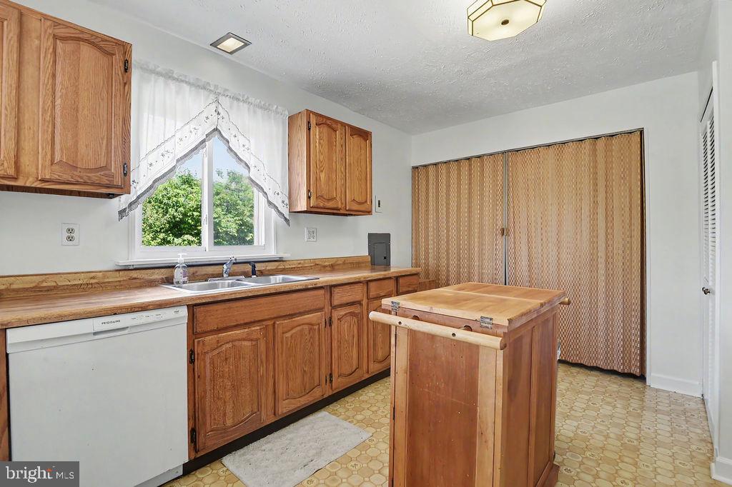900 Garnet Road Wilmington, DE 19804 - Photo 7 of 32 Bright kitchen with warm wood accents.