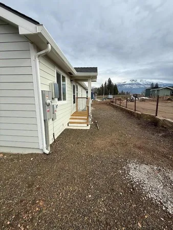 a view of a house with backyard