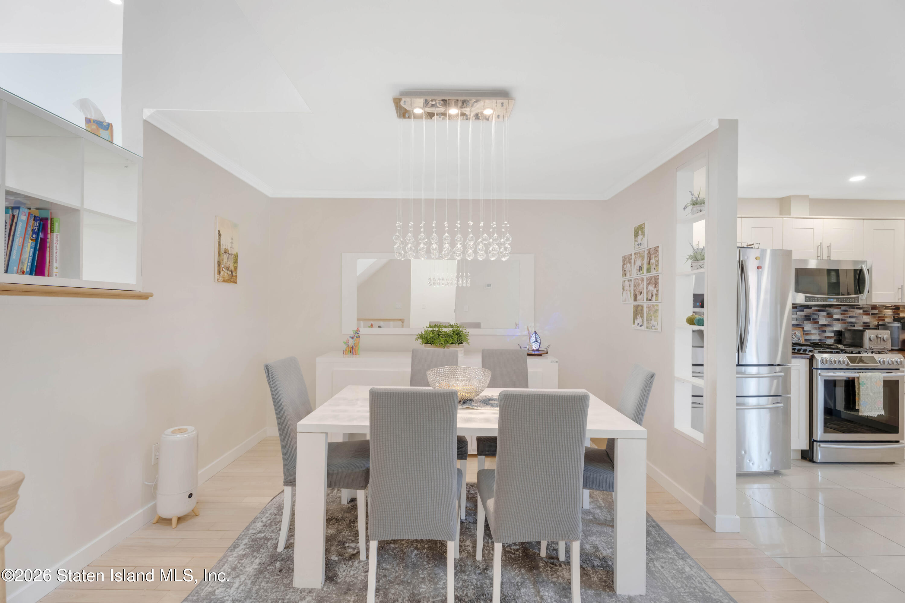 929 West Fingerboard Road Staten Island, NY 10304 - Photo 4 of 14 a view of a dining room with furniture