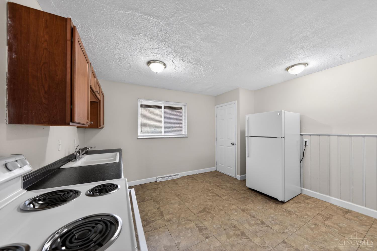 2547 Adams Road Cincinnati, OH 45231 - Photo 15 of 32