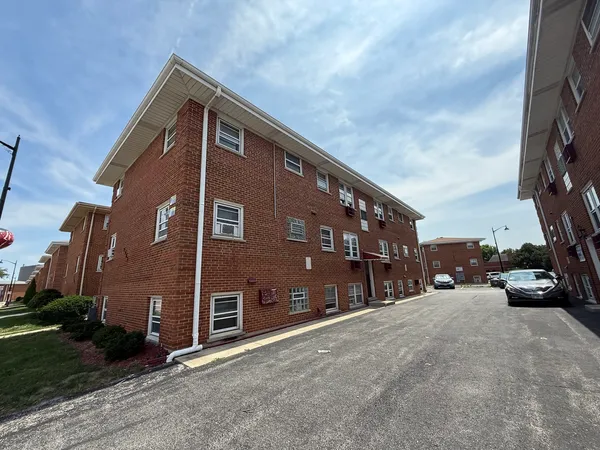$1,650 | 9465 Maple Drive, Unit 2B, Rosemont, IL 60018