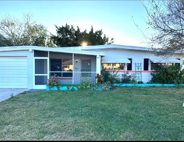 a view of a house with backyard and garden