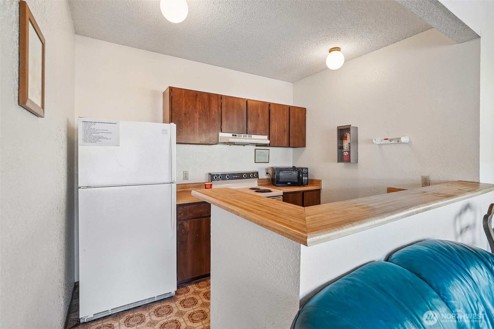 14401 Southeast Petrovitsky Road, Unit D205 Renton, WA 98058 - Photo 27 of 32 a kitchen with a stove a refrigerator and a sink