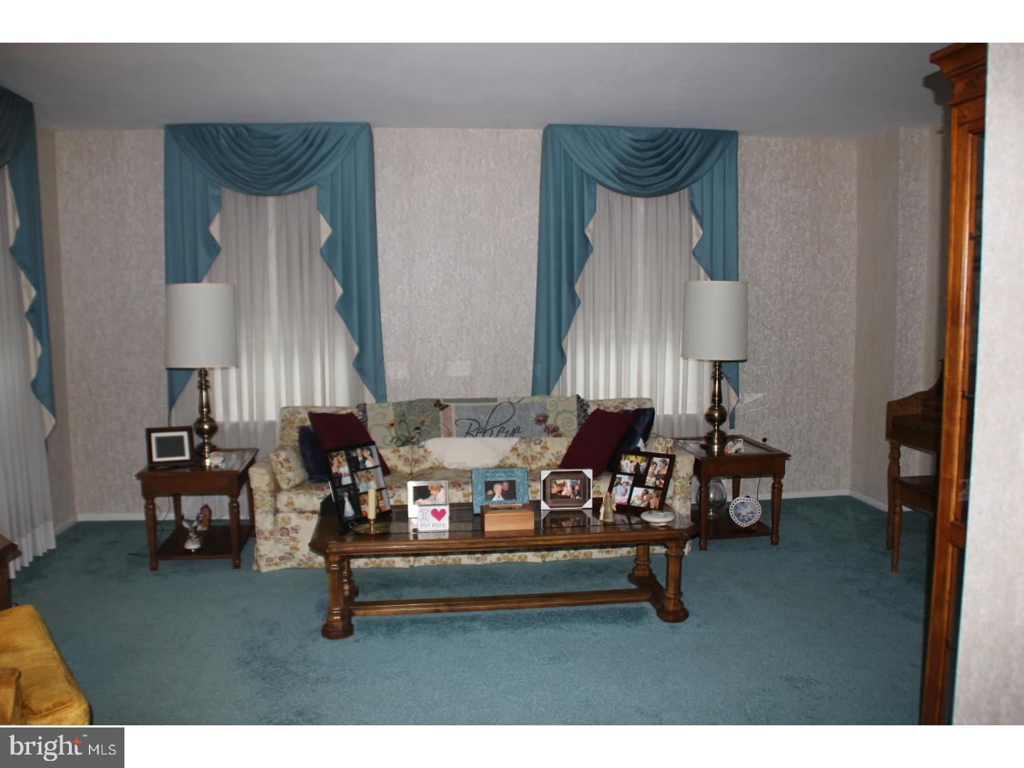 10868 Knights Road Philadelphia, PA 19154 - Photo 4 of 25 Living Room