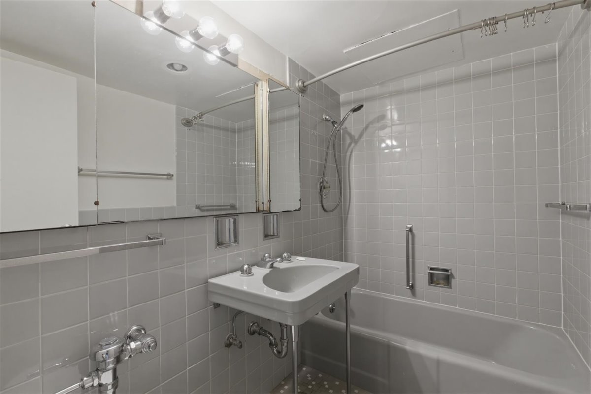 253 East Delaware Place, Unit 12H Chicago, IL 60611 - Photo 11 of 14