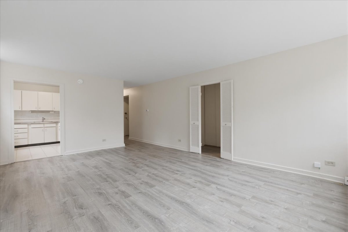 253 East Delaware Place, Unit 12H Chicago, IL 60611 - Photo 5 of 14