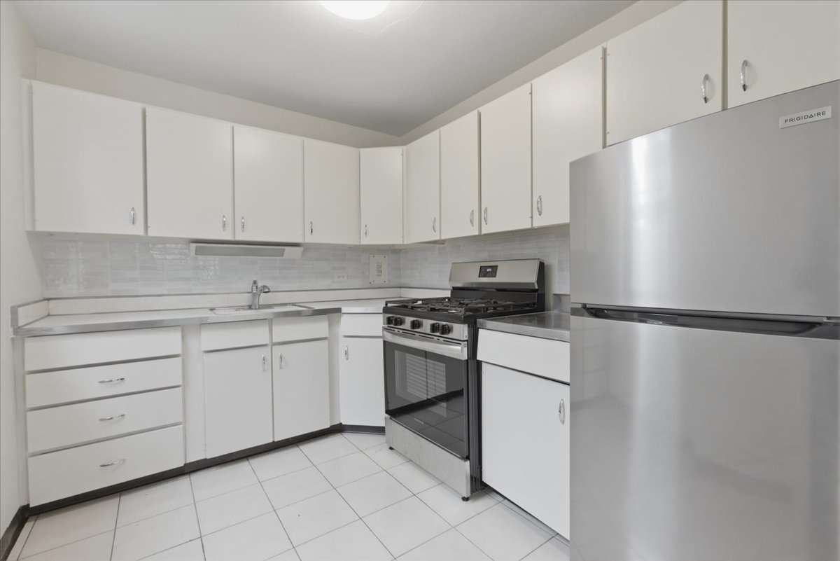 253 East Delaware Place, Unit 12H Chicago, IL 60611 - Photo 7 of 14