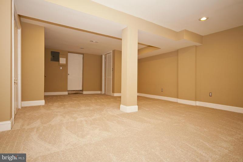 811 Wicklow Road Baltimore, MD 21229 - Photo 14 of 30 a view of an empty room