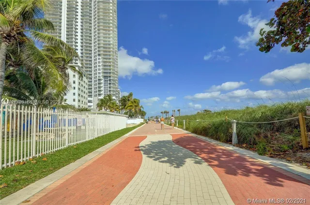 $5,900 | 6301 Collins Avenue, Unit 2508, Miami Beach, FL 33141