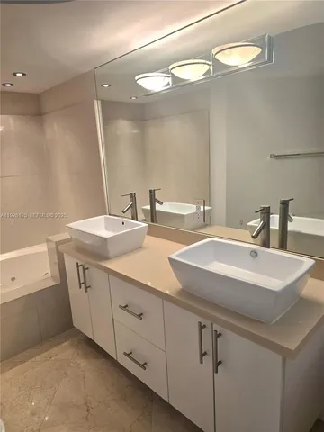 $5,900 | 6301 Collins Avenue, Unit 2508, Miami Beach, FL 33141