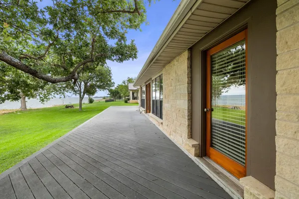 a view of yard with green space