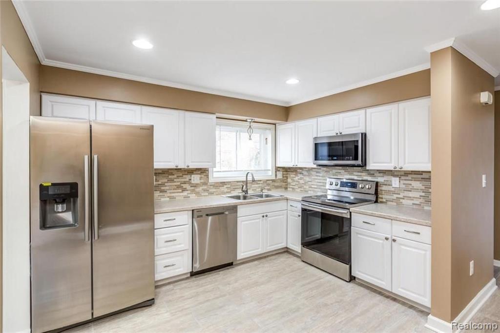 16448 Riverside Street Livonia, MI 48154 - Photo 7 of 25