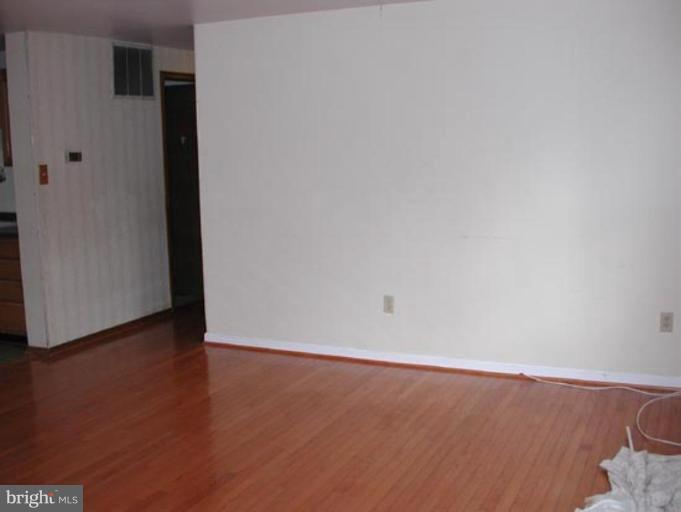 141 North Harrison Road Sterling, VA 20164 - Photo 2 of 5 Living Room