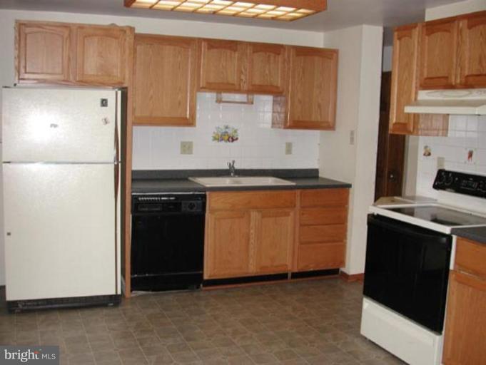 141 North Harrison Road Sterling, VA 20164 - Photo 3 of 5 Kitchen