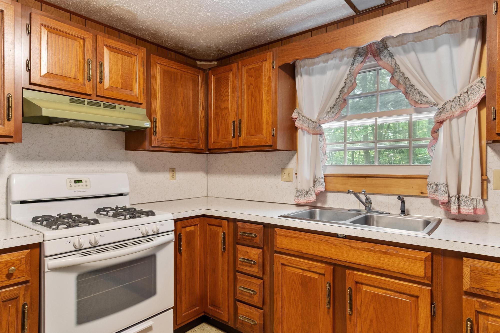 8 Naticook Road Merrimack, NH 03054 - Photo 10 of 43 Gallery Image 10