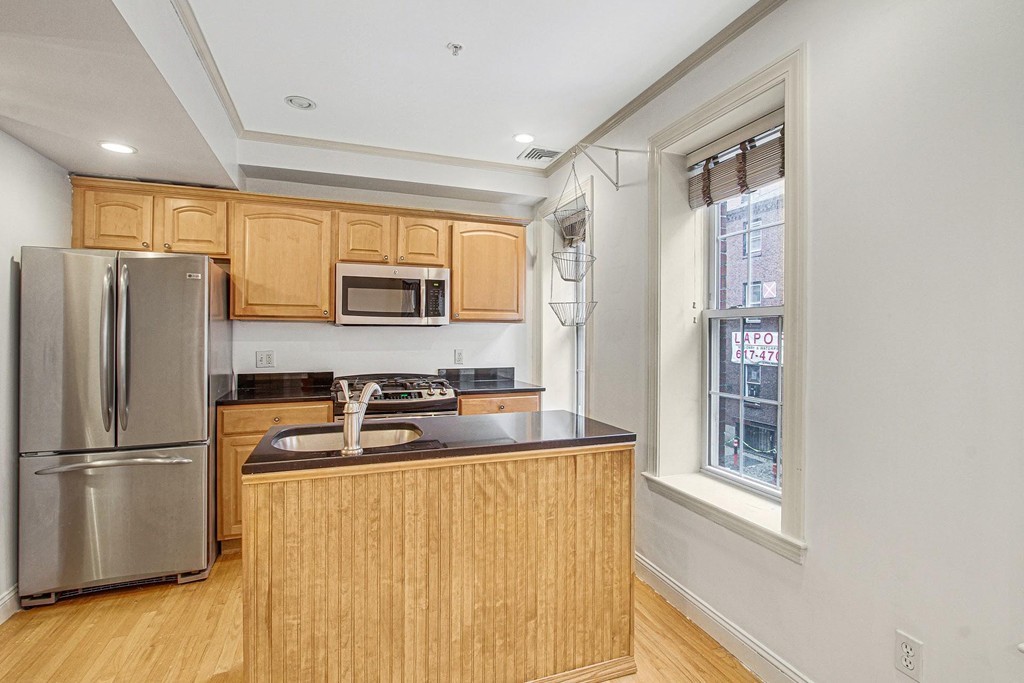 37 Fleet Street, Unit 2 Boston, MA 02109 - Photo 2 of 10
