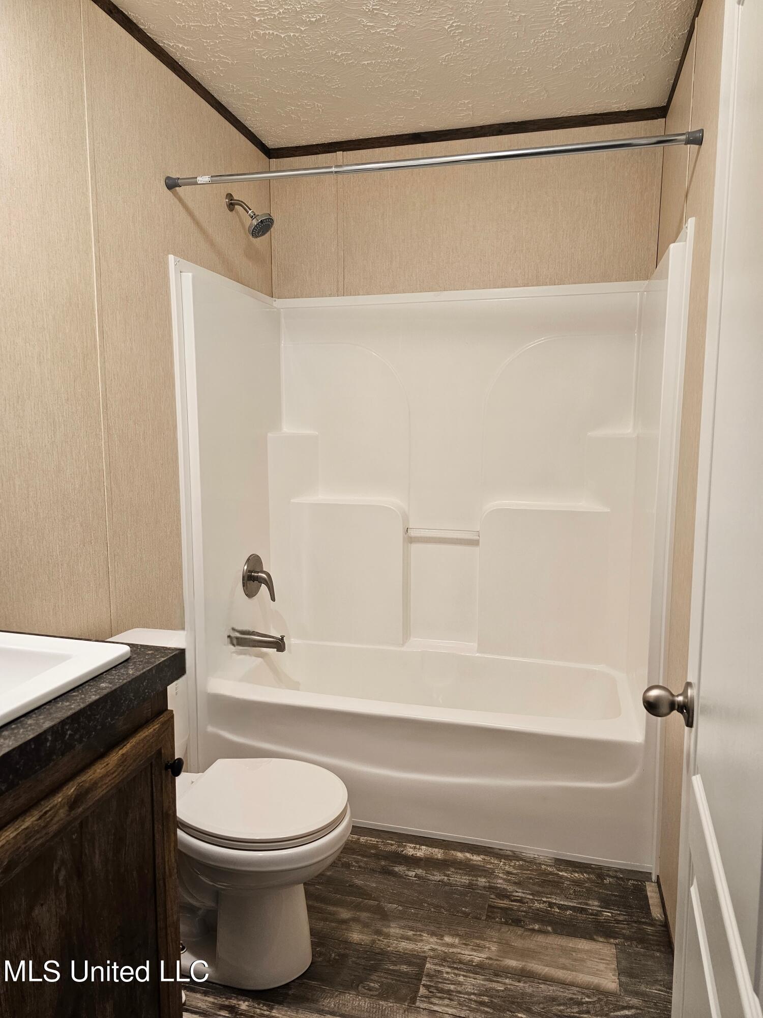 22401 Mercedes Road Gulfport, MS 39503 - Photo 17 of 20 Bathroom