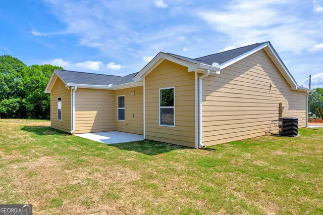a view of a house with yard and garage