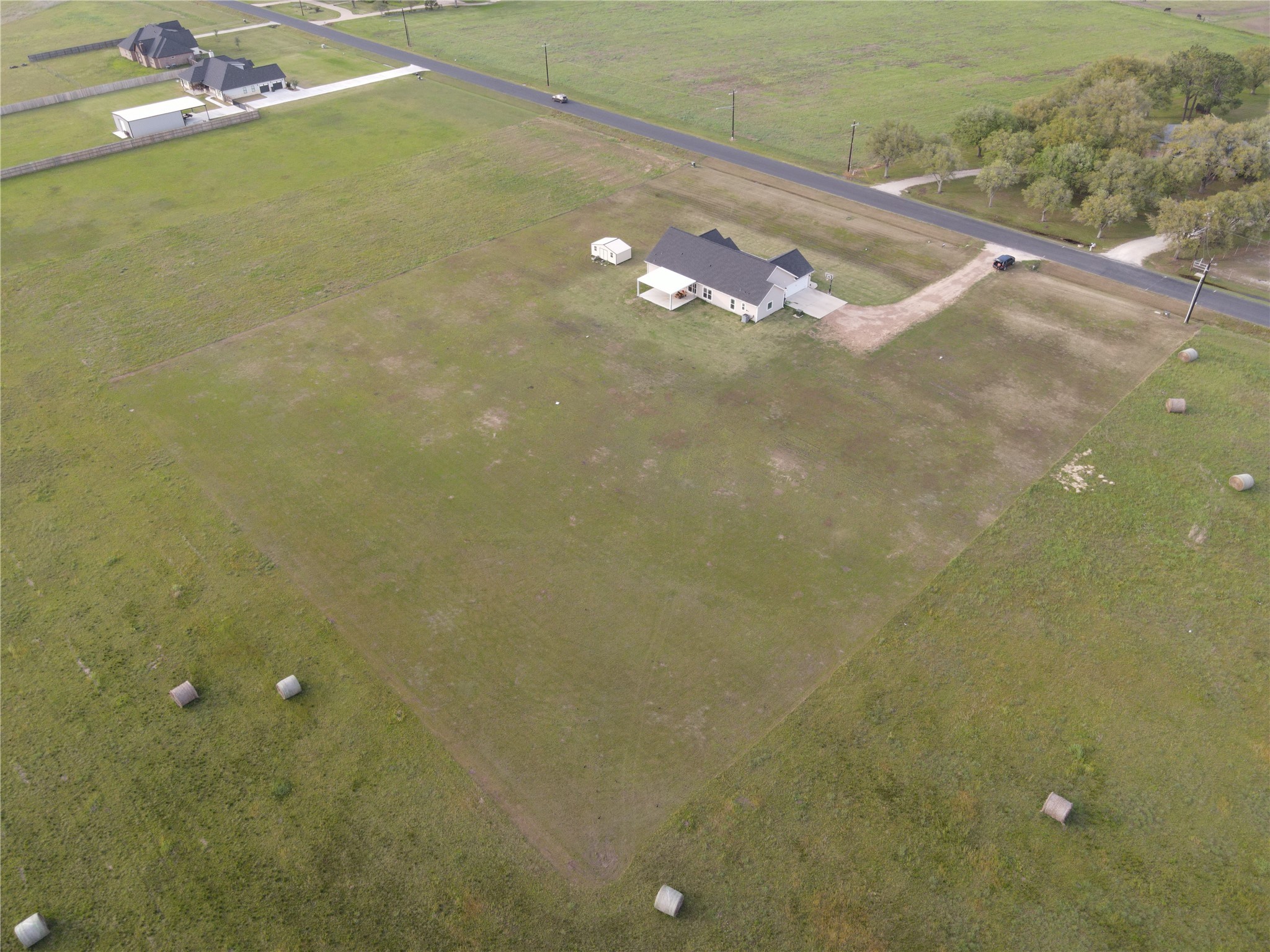 723 Sandy Corner Road El Campo, TX 77437 - Photo 4 of 20 a view of a small space