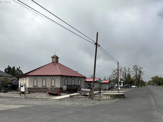 a black and white photo of a room