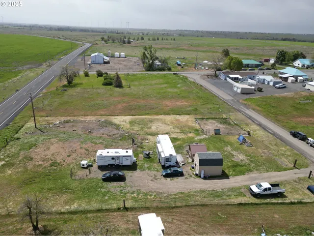 a picture of a lake view