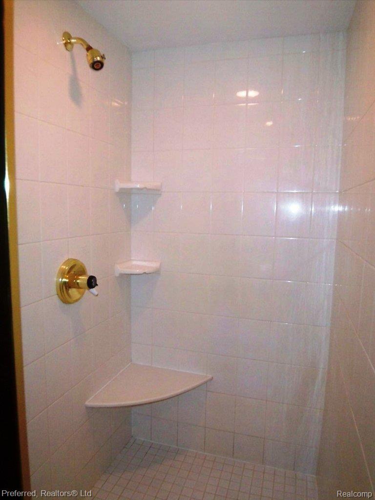 50839 Hanford Road Canton, MI 48187 - Photo 11 of 15 Hanford Master shower