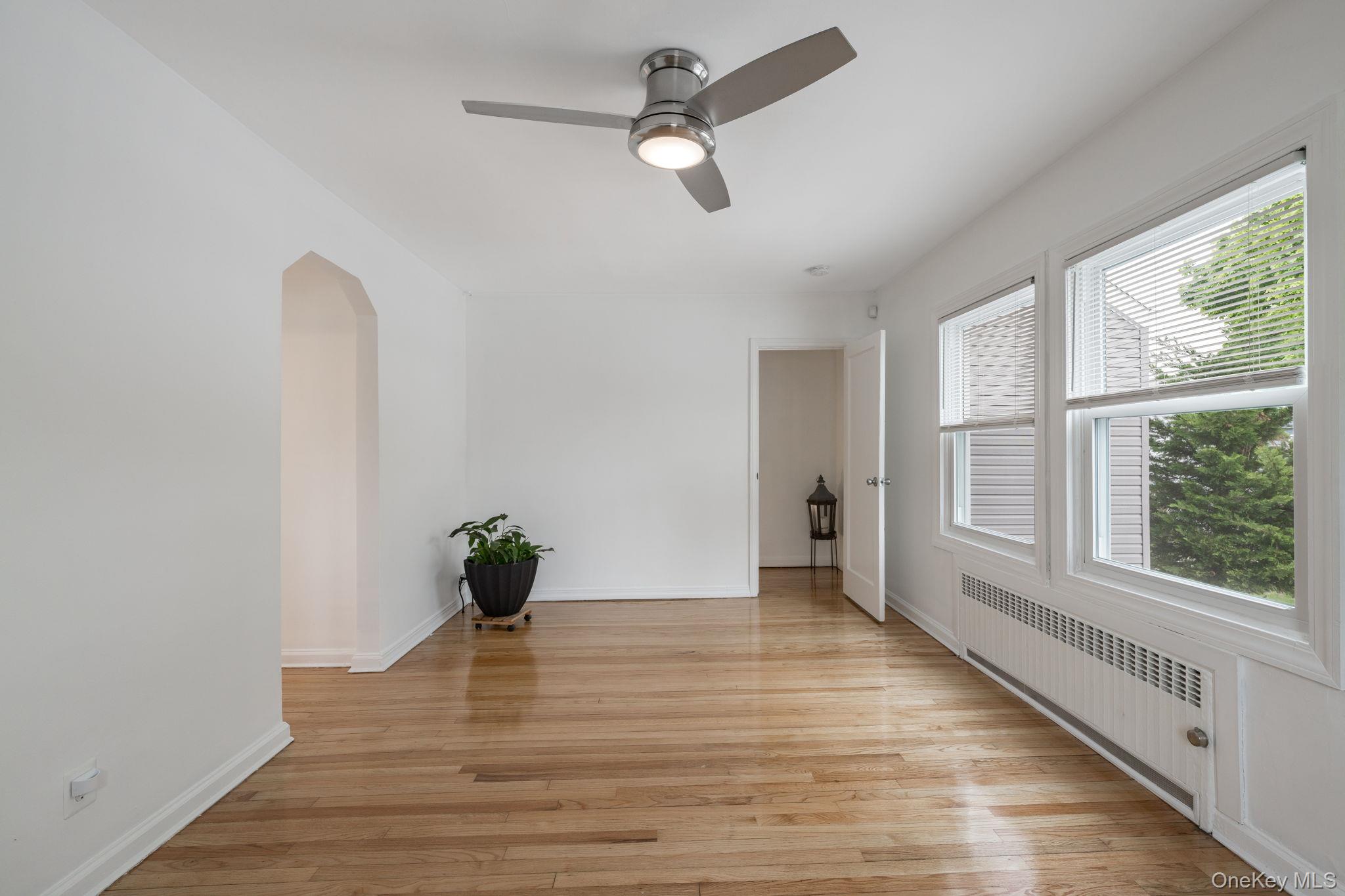 82 Nottingham Avenue Valley Stream, NY 11580 - Photo 22 of 30 Unit 2 Living Room