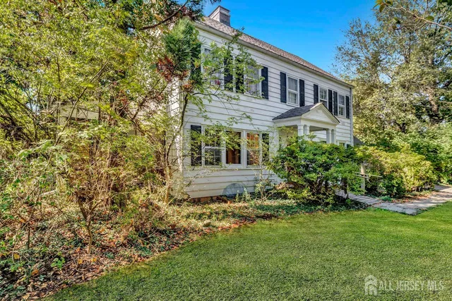 a view of house with a yard