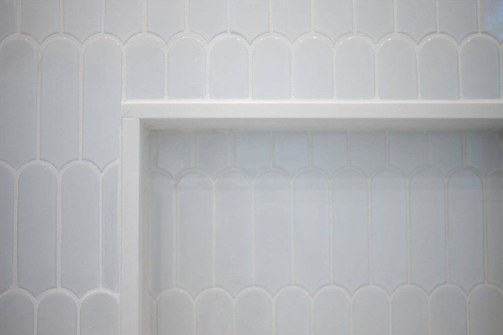 134 Elm Street, Unit 134 Marblehead, MA 01945 - Photo 18 of 38 a bathroom with a white bathtub