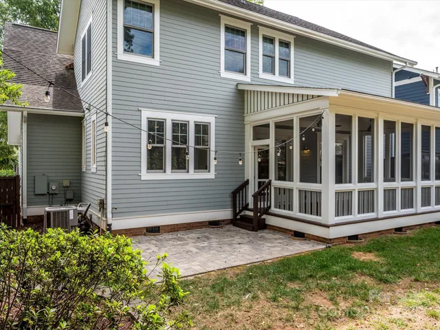 a view of a house with yard in front of it