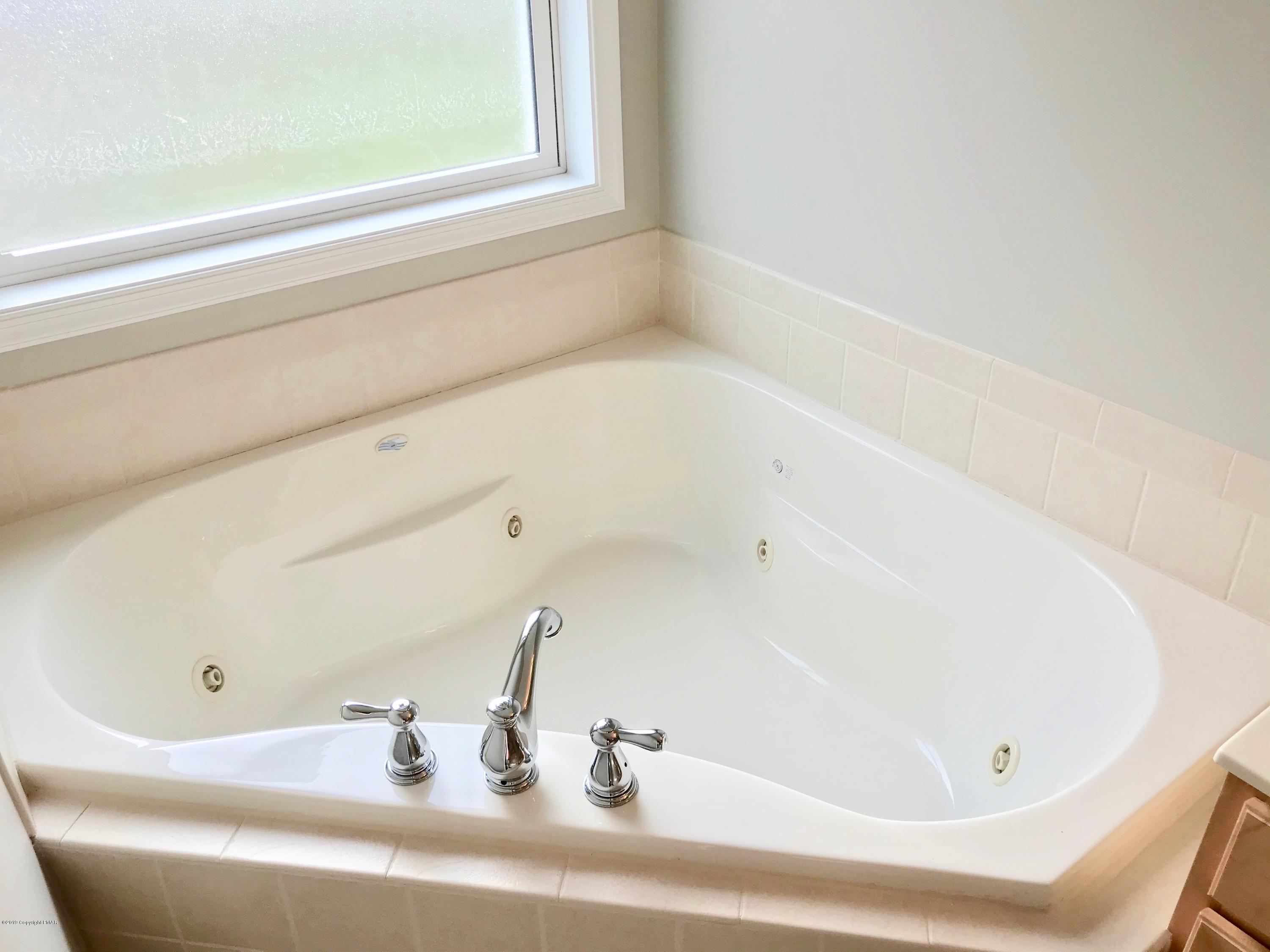 8148 Mayfair Road Tobyhanna, PA 18466 - Photo 21 of 31 BathMastertub
