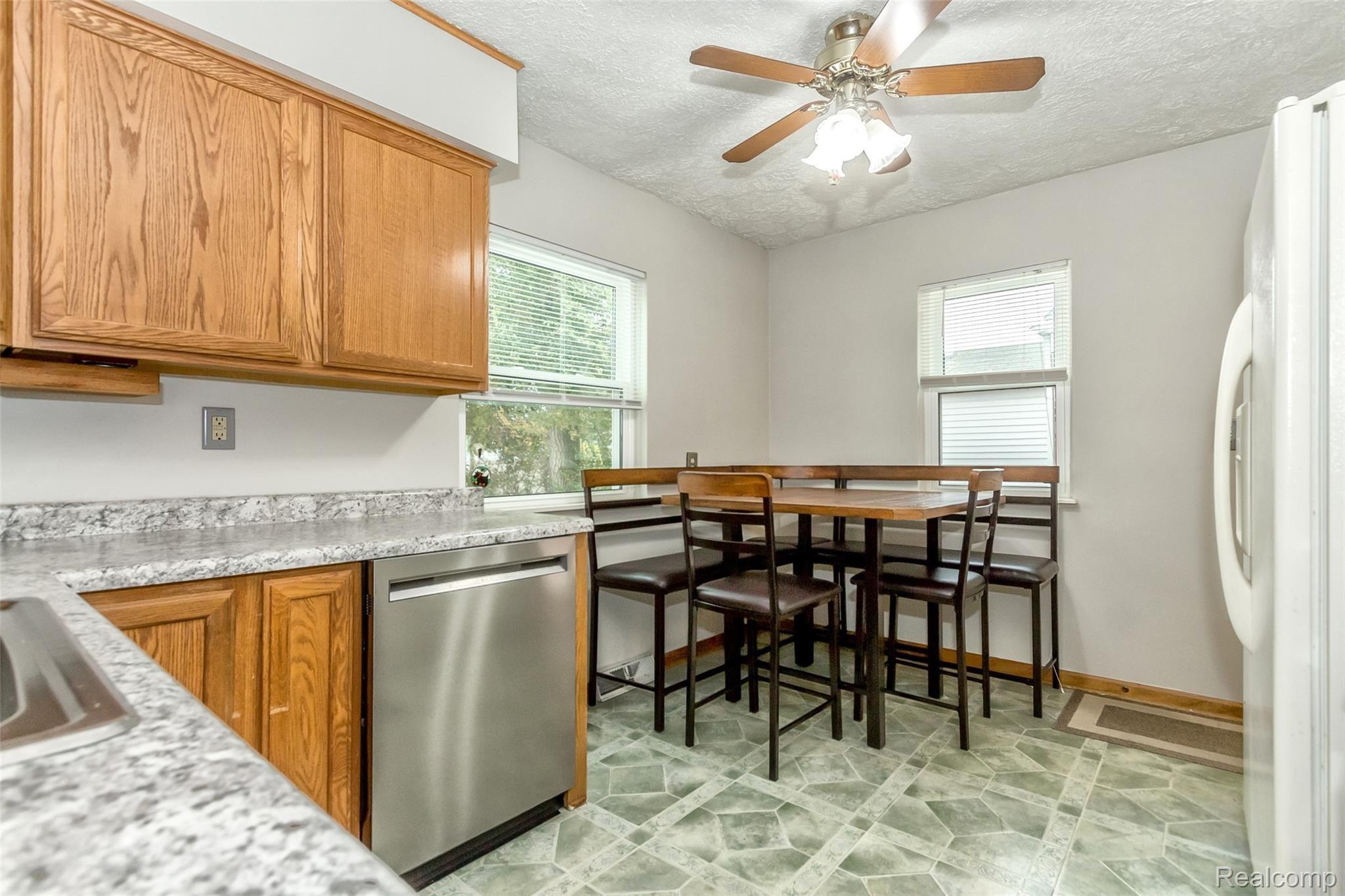 9908 Ruth Avenue Allen Park, MI 48101 - Photo 9 of 31 05.jpg