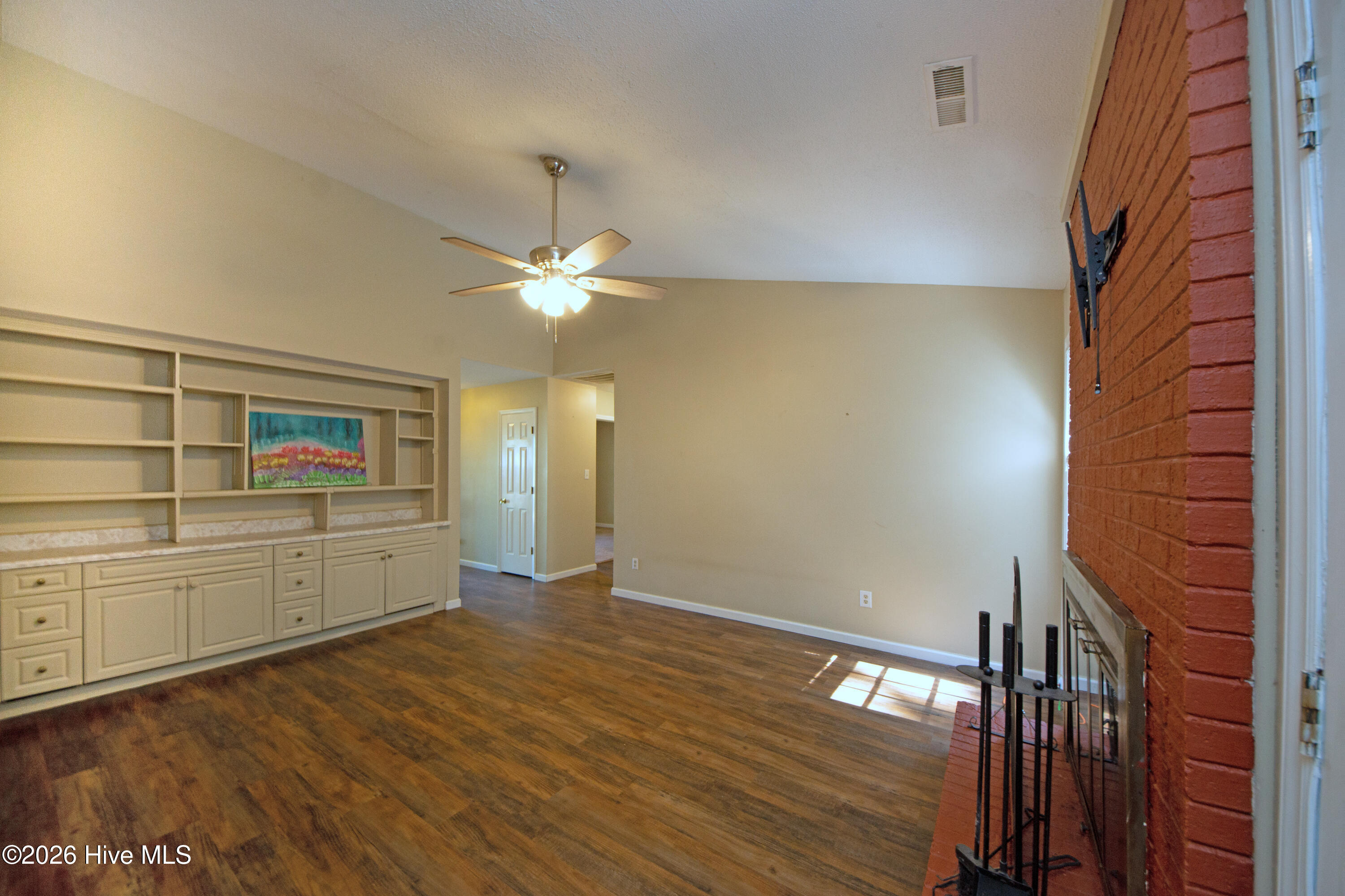 186 Raintree Circle Jacksonville, NC 28540 - Photo 9 of 30 Living Room
