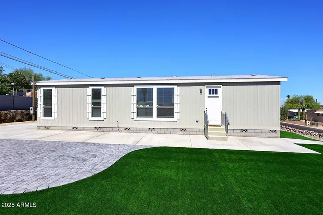 a view of back yard of the house