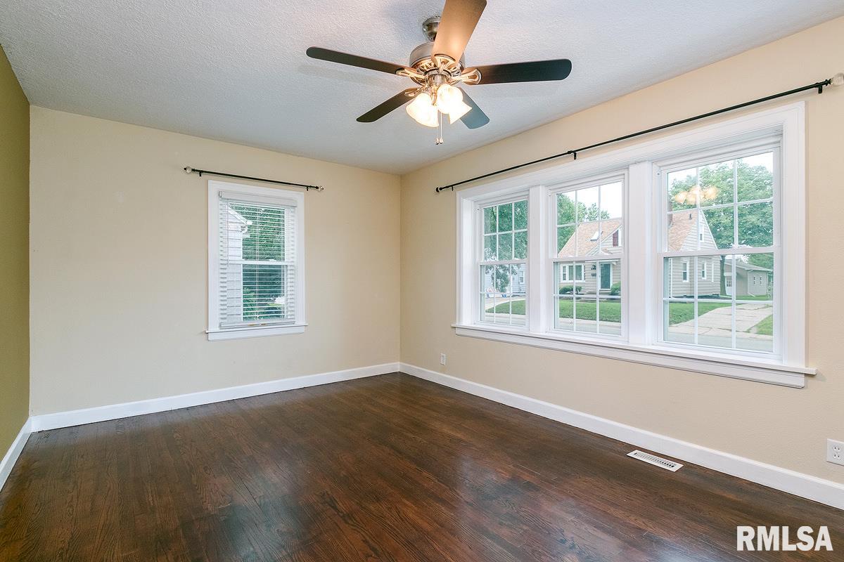 2016 Ridgeway Court Bettendorf, IA 52722 - Photo 3 of 24 Gallery Image 3