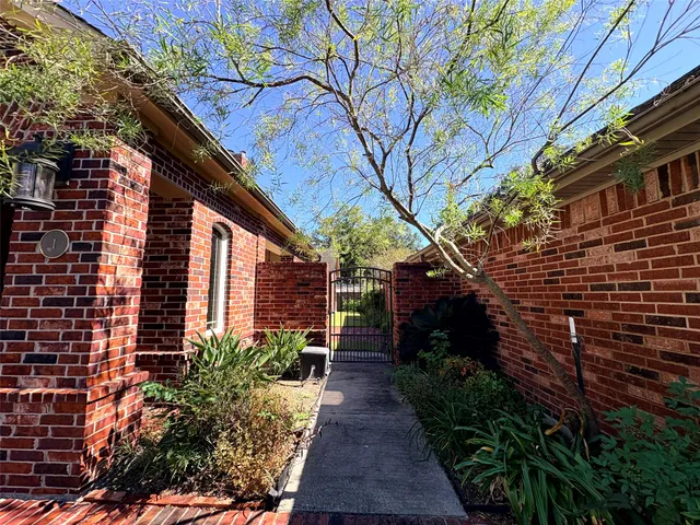 $328,000 | 1 Waterford Drive, Pinehurst, TX 77630