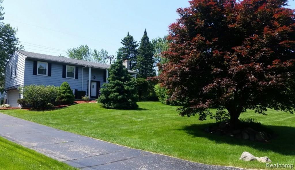 2551 Roseview Drive Rochester, MI 48306 - Photo 1 of 40 20150610_121230 (Medium).jpg