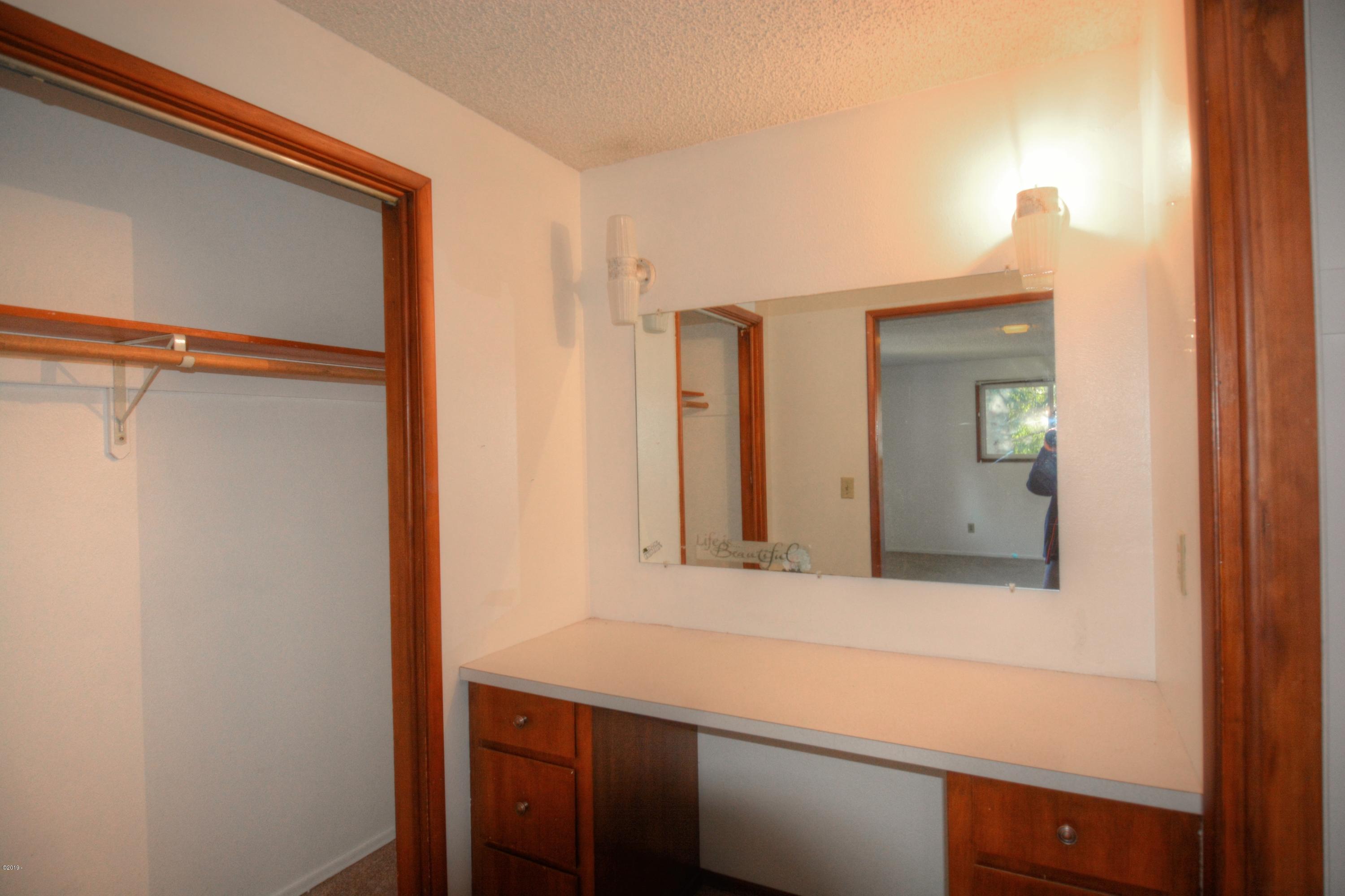 507 Southeast Moffitt Road Waldport, OR 97394 - Photo 17 of 30 Master Bedroom Closet