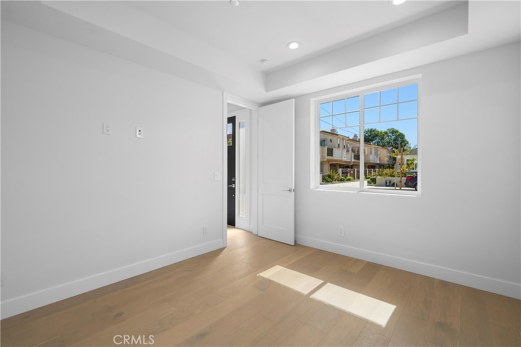 2317 Vanderbilt Lane, Unit A Redondo Beach, CA 90278 - Photo 29 of 39 an empty room with windows