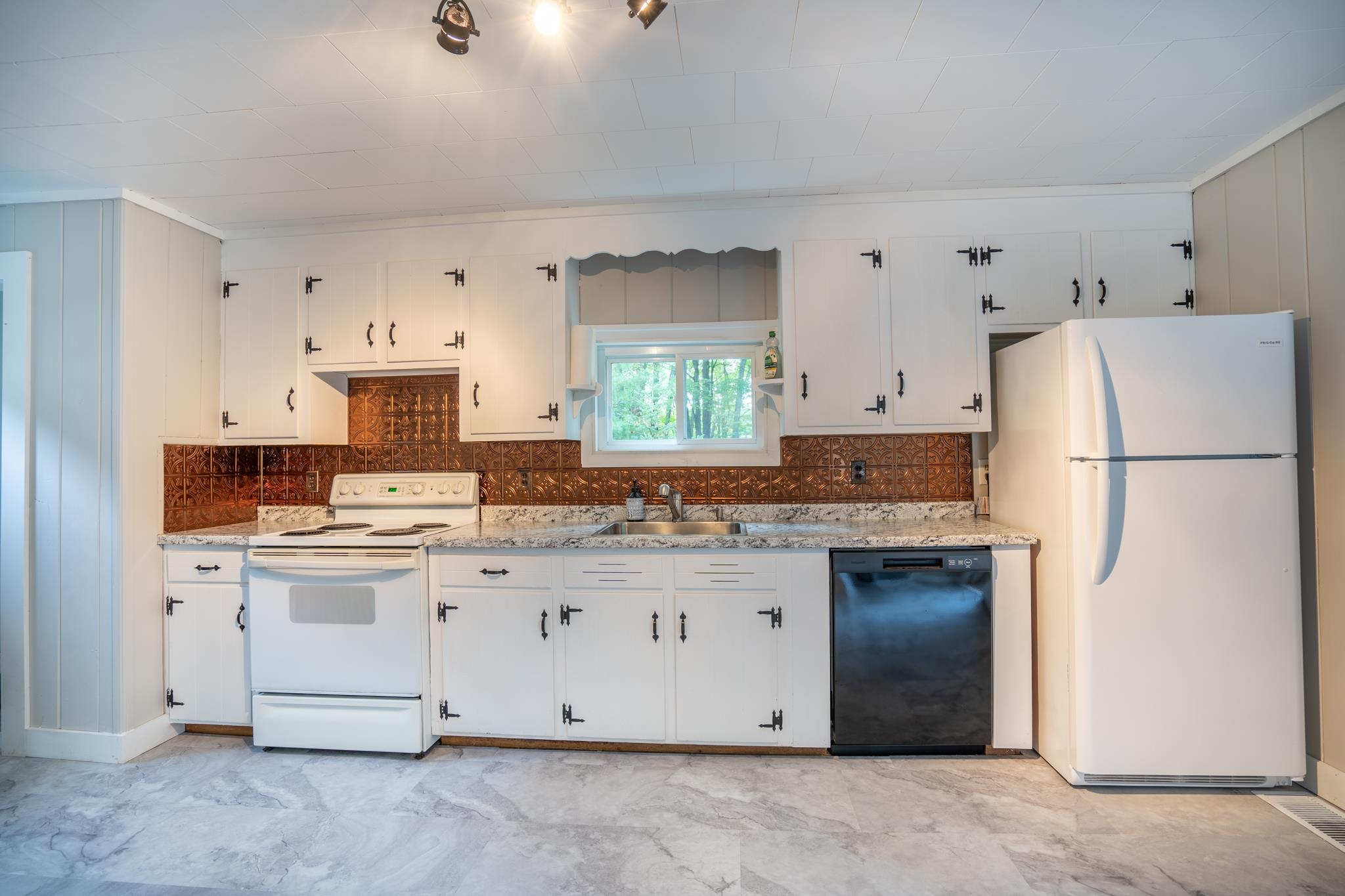 28 Pleasant Street Derry, NH 03038 - Photo 17 of 19 Gallery Image 17