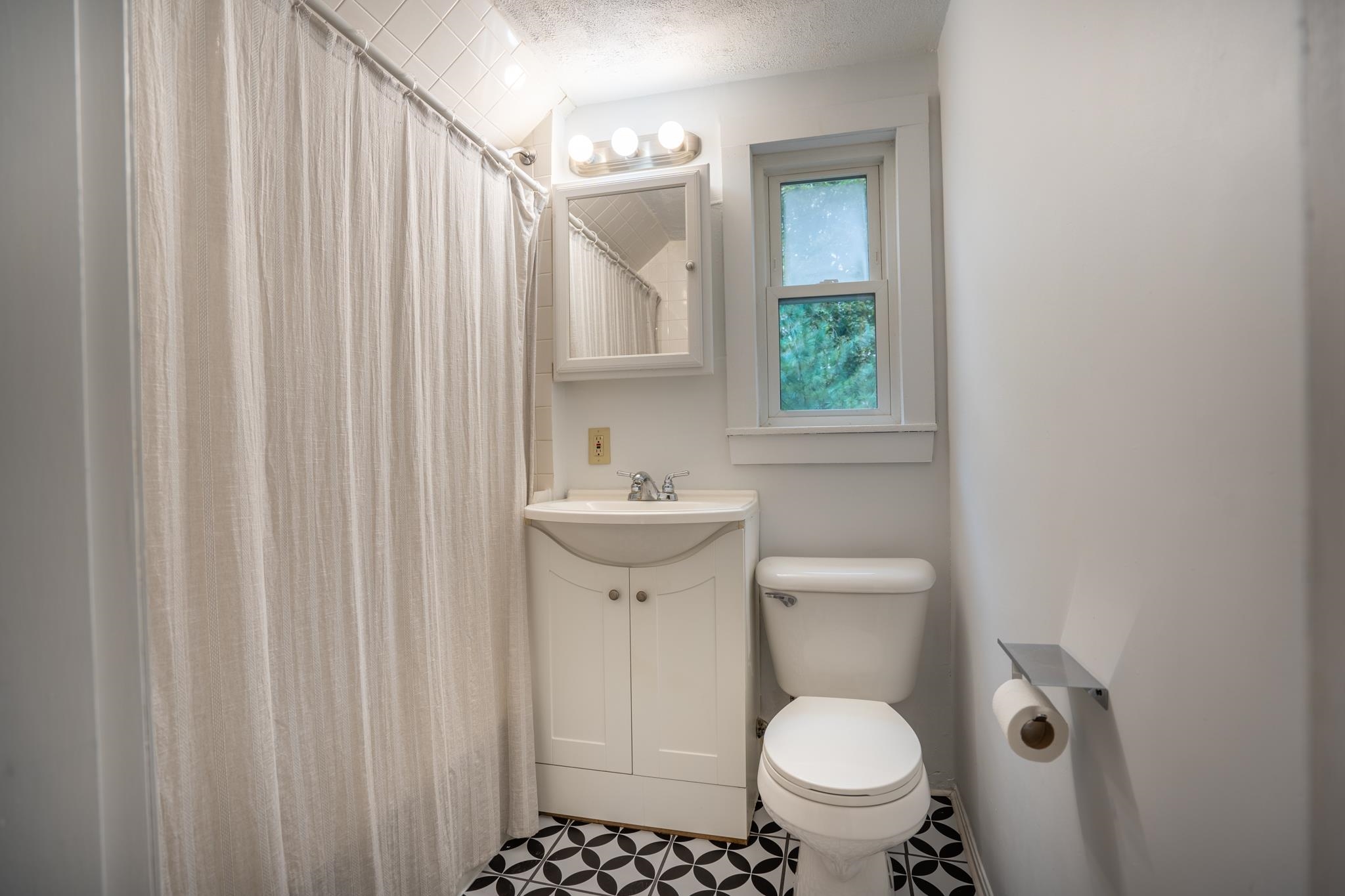 28 Pleasant Street Derry, NH 03038 - Photo 7 of 19 Gallery Image 7