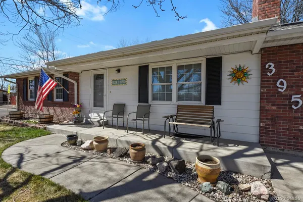 a view of a house with backyard