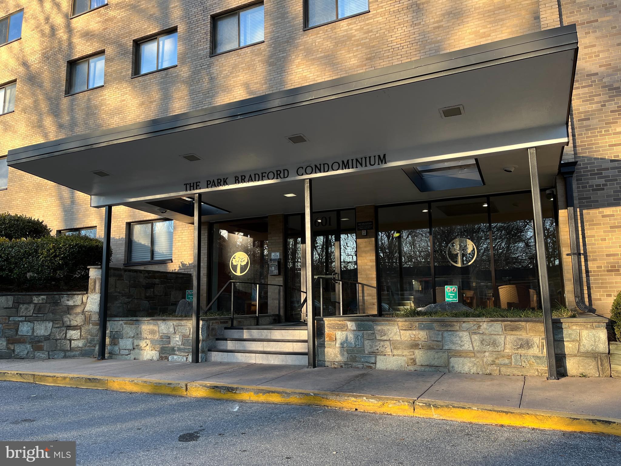 8601 Manchester Road, Unit 313 Silver Spring, MD 20901 - Photo 5 of 87 Front Entrance - Mid-Century Modern style