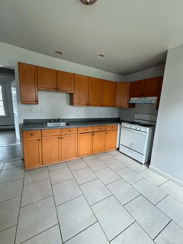 $1,795 | 219 Grove Street, Unit 2, Bridgeport, CT 06605