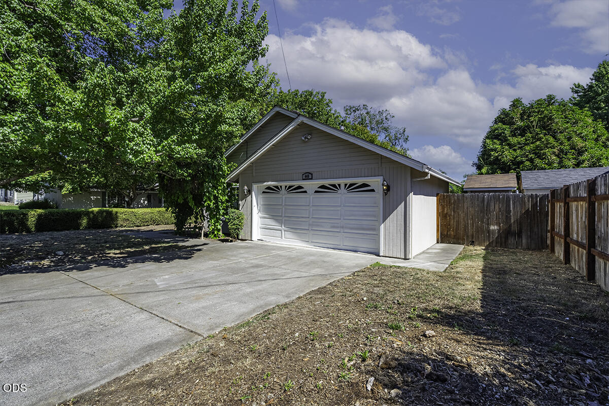 445 Midway Road Medford, OR 97501 - Photo 4 of 33