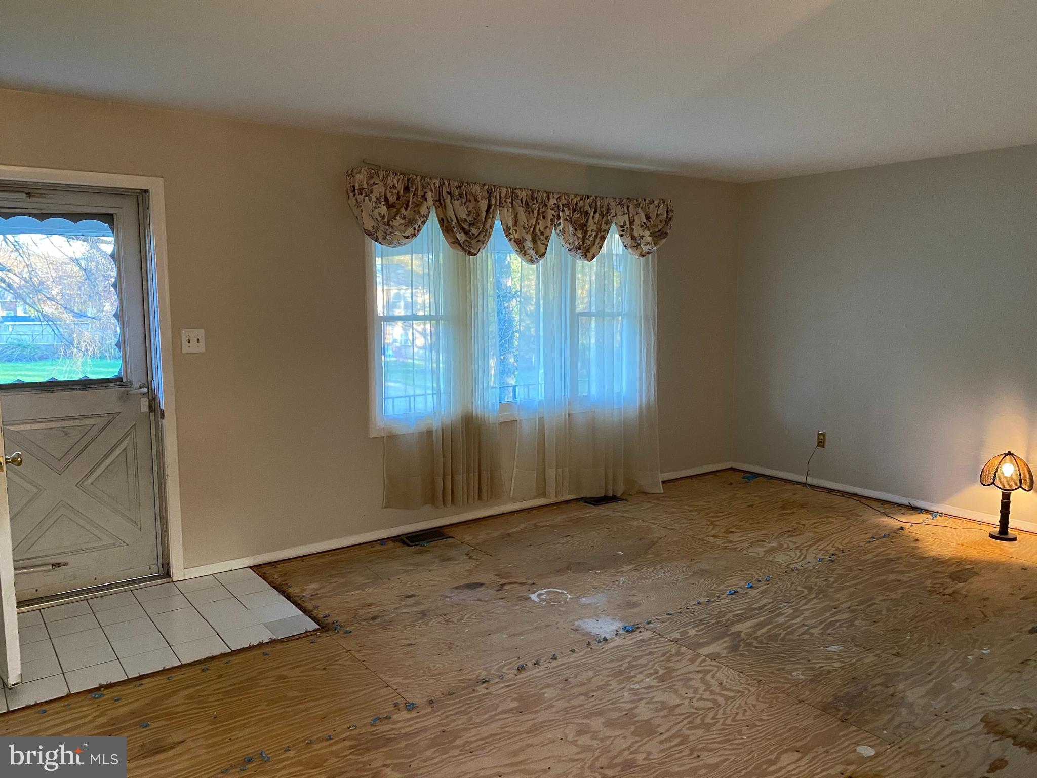 712 Kent Avenue Baltimore, MD 21228 - Photo 4 of 30 Living Room